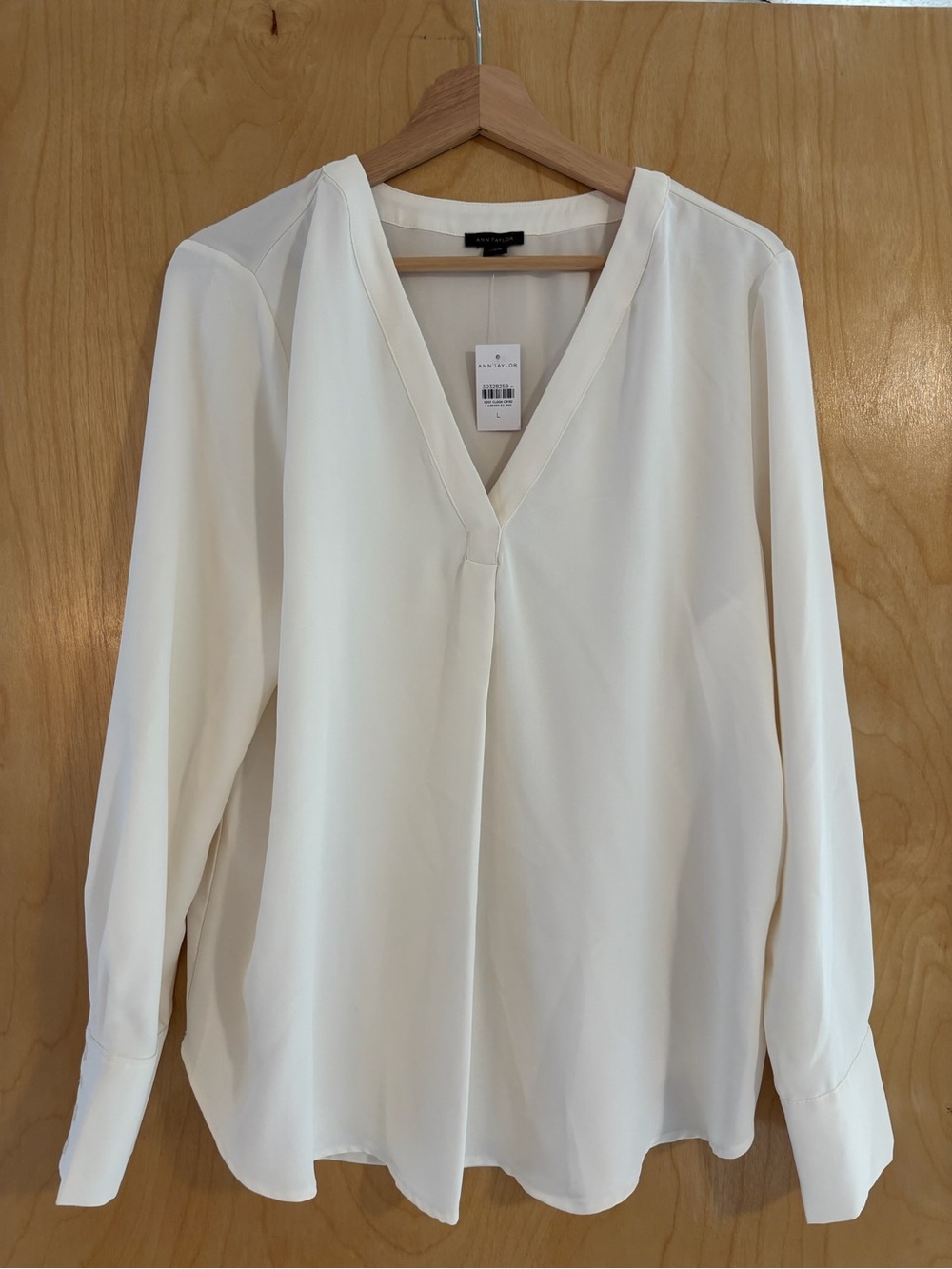 NWT Ann Taylor Ivory V Neck Long Sleeve Blouse Size Large Career Top
